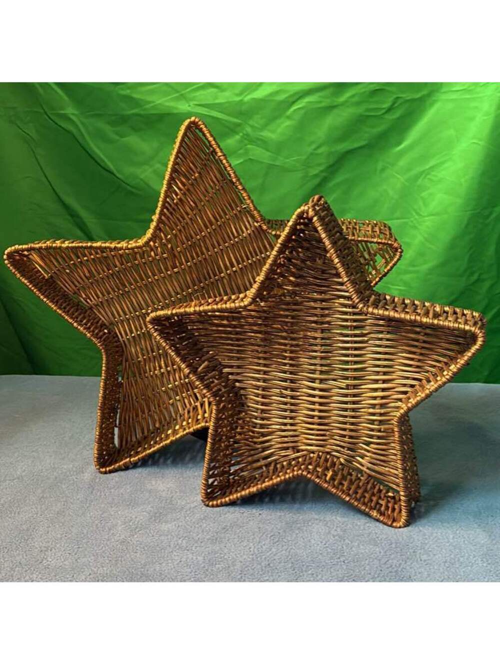 Set of 2 Star-Shaped Wicker Baskets